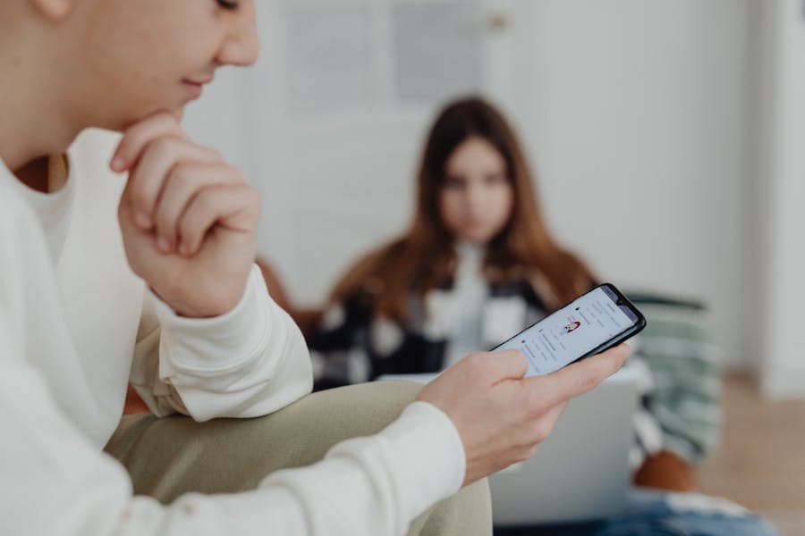 AI Agent vs Chatbot: Why the Difference Matters for CX
